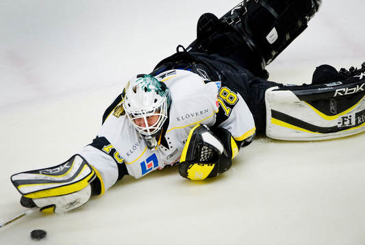 Johan Thalberg, målvakt, slänger sig ut