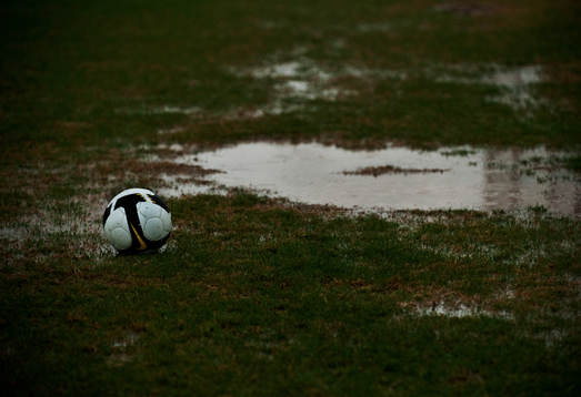 Matchen regnade bort. Regn, blöt plan, boll, genre
