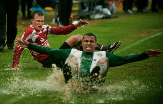 En Landskrona-spelare ser Charlie Davies, Hammarby, kana i