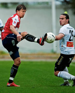 Marcus Allbäck, Örgryte, trixar med bollen framför