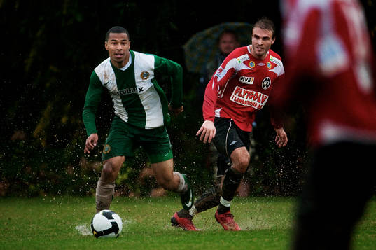 Charlie Davies, Hammarby, tar sig förbi Jesper Westerberg,