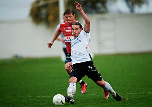 Nordin Gerzic, Örebro, jagas av Marcus Allbäck, Örgryte