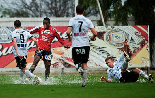 Patrik Anttonen, Örebro, utmanas av Boyd Mwila, Örgryte,