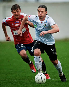 Nordin Gerzic, Örebro, jagas av Marcus Allbäck, Örgryte