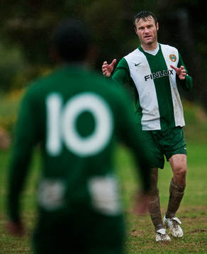Mikkel Jensen,  ger instruktioner