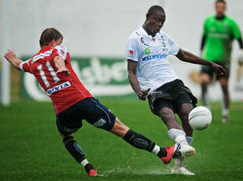 Bertin Samuel Zé Ndille, Örebro, slår bollen förbi