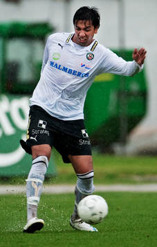 Emra Tahirovic,  med bollen