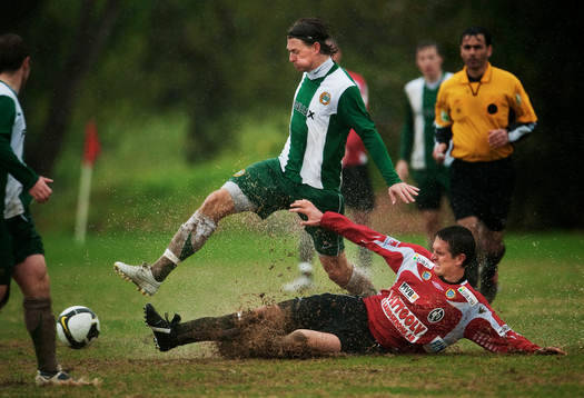 Freddy Söderberg, Hammarby, tacklas. Tackling