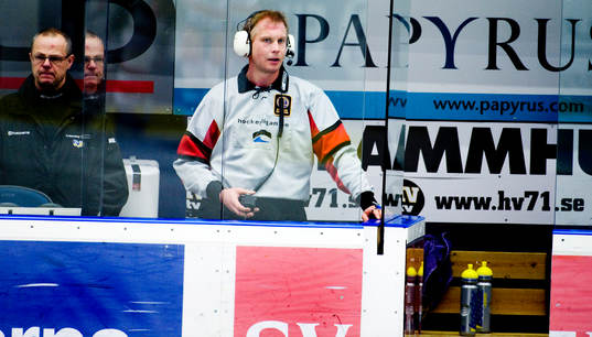Ulf Rönnmark, domare, kollar videon, målkamer, hörlurar,