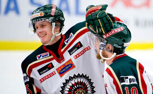 Fredrik Pettersson, Frölunda jubel, gratuleras av Nicklas