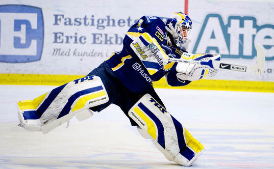 Stefan Liv, målvakt, skjuter iväg pucken