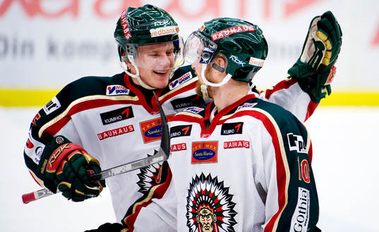 Fredrik Pettersson, Frölunda jubel, gratuleras av Nicklas