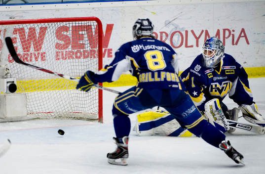 Stefan Liv, målvakt, släpper en retur men Daniel
