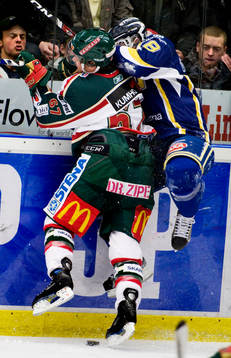 John Pohl, Frölunda tacklar Daniel Grillfors, HV71