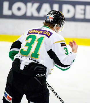 Dick Axelsson, blir skadad på handen och utgår