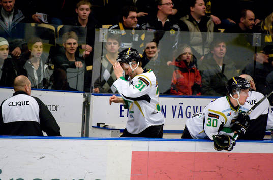 Dick Axelsson, Färjestad blir skadad på handen och utgår