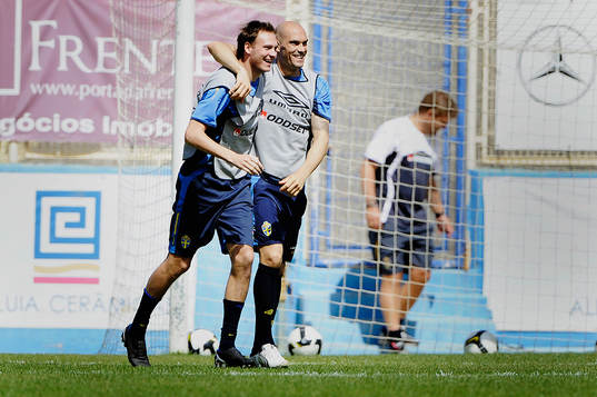 Andreas Granqvist och Daniel Majstorovic firar ett mål