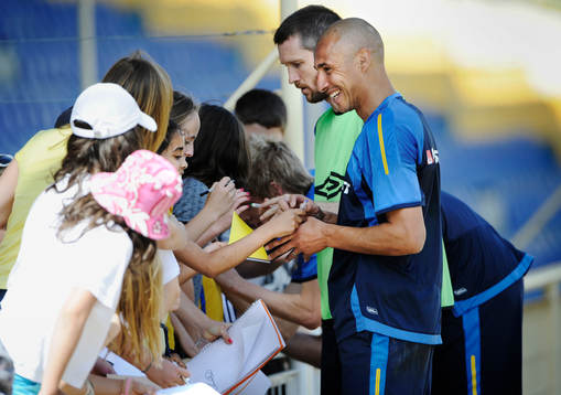 Henrik Larsson skriver autografer