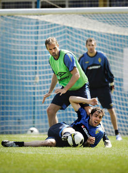 Olof Mellberg stoppar Johan Elmander