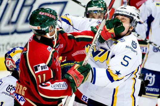 Magnus Kahnberg, Frölunda slår till Mikko Luoma, HV71, i