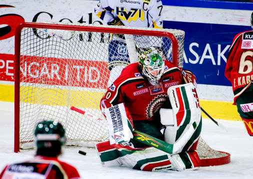 Johan Holmqvist, målvakt, Frölunda släpper in en puck