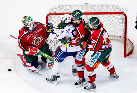 Bråk framför Johan Holmqvist, målvakt, Mattias Tedenby,
