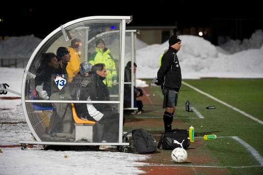 Mika Sankala, Tränare, har shorts på sig i -8°