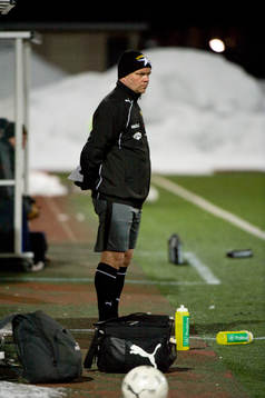 Mika Sankala, Tränare, har shorts på sig i -8°