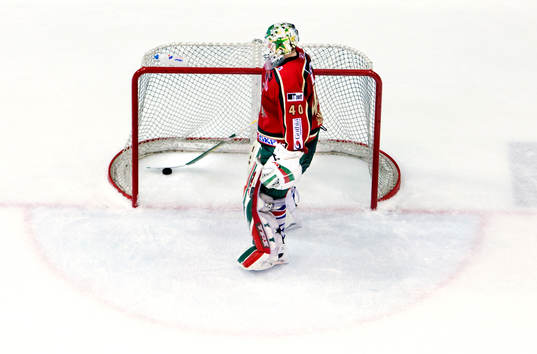 Johan Holmqvist, målvakt, får ta pucken ur eget mål, depp