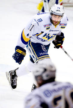 Johan Lindström, skenan på skridskon gick av