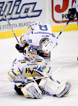 Stefan Liv, målvakt, HV71, har blivit pååkt av Fredrik