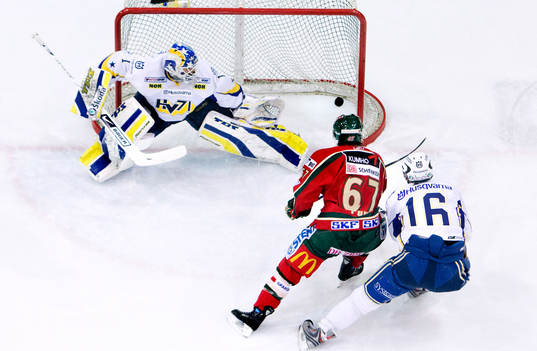 John Pohl, Frölunda stänker in pucken bakom Stefan Liv,