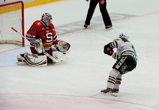 Chris Abbott, Rögle, lägger straff mot Björn Burling,