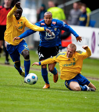 Marcus Olsson, Halmstad försöker ta sig förbi en