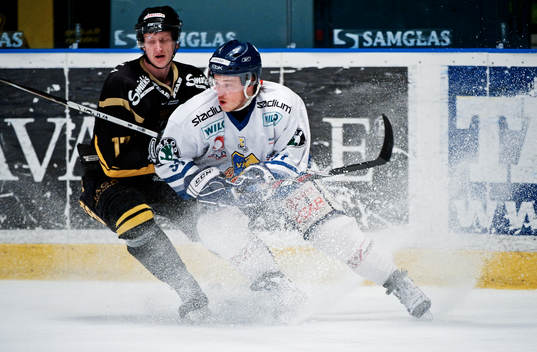Fredrik Carlsson, AIK, ligger bakom Gustav Hjalmarsson,