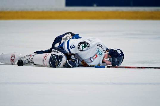 Björn Karlsson, skadade sig i första perioden