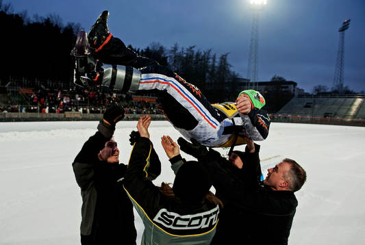 Per-Olof Serenius, SMK Gävle, kastas i luften av sitt team