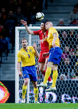 Olof Mellberg och Daniel Majstovic, Sverige stoppar Tiago,