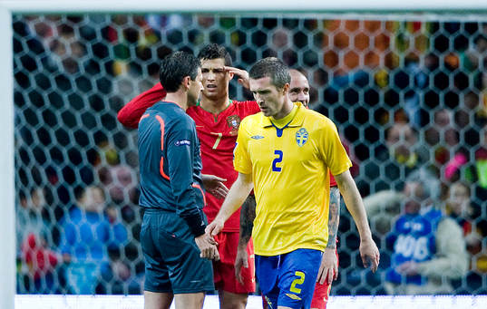 Ronaldo, Portugal diskuterar med domaren. Mikael Nilsson,