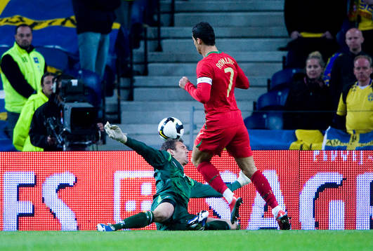 Andreas Isaksson, (målvkat) Sverige och Cristiano Ronaldo,