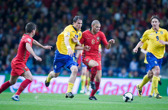 Johan Elmander, Sverige i kamp om bollen med Pepe, Portugal