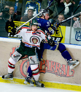 Karl Fabricius, Frölunda tacklar Johan Björk, HV71