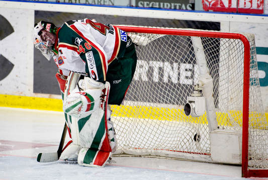 Johan Holmqvist, målvakt, Frölunda släpper in en billig