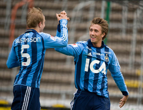 Petter Gustafsson gratulerar Philip Hellquist till första