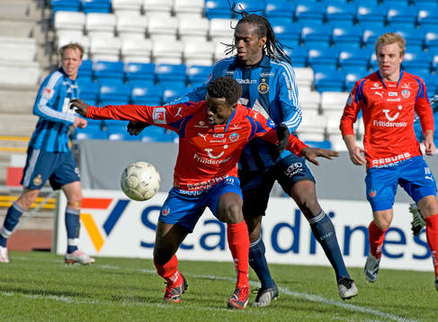 Isaac chansa, Helsingborg, blir fasthållen av Kebba Ceesay