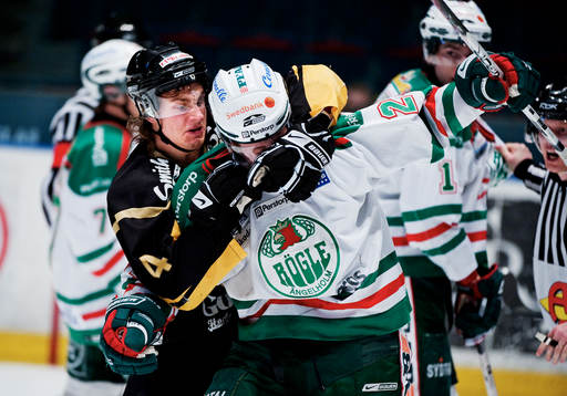 Mikael Österberg, AIK, håller om Cam Abbott, Rögle