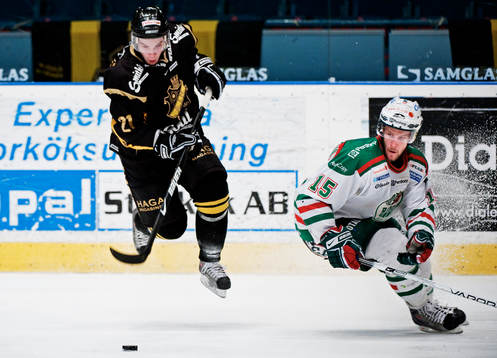 Christian Sandberg, AIK, på flygtur framför Sebastian