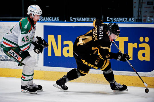 Rasmus Ericsson, AIK, kontrollerar pucken