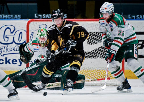 Henrik Eriksson, AIK, oroar framför Cristopher Nihlstorp,