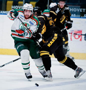 Peter Högardh, Rögle, stoppas av Johan Adolfsson, AIK
